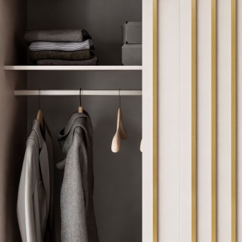 Szafa przesuwna AURIS 150 cm ze złotymi listwami