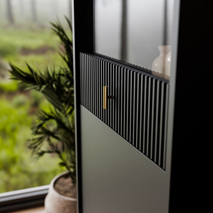 Witryna MIDNIGHT z przeszklonym frontem na stelażu