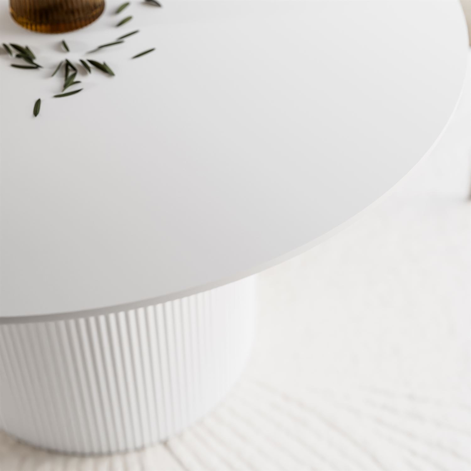 Okrągły stół do jadalni OVI z ryflowaną podstawą