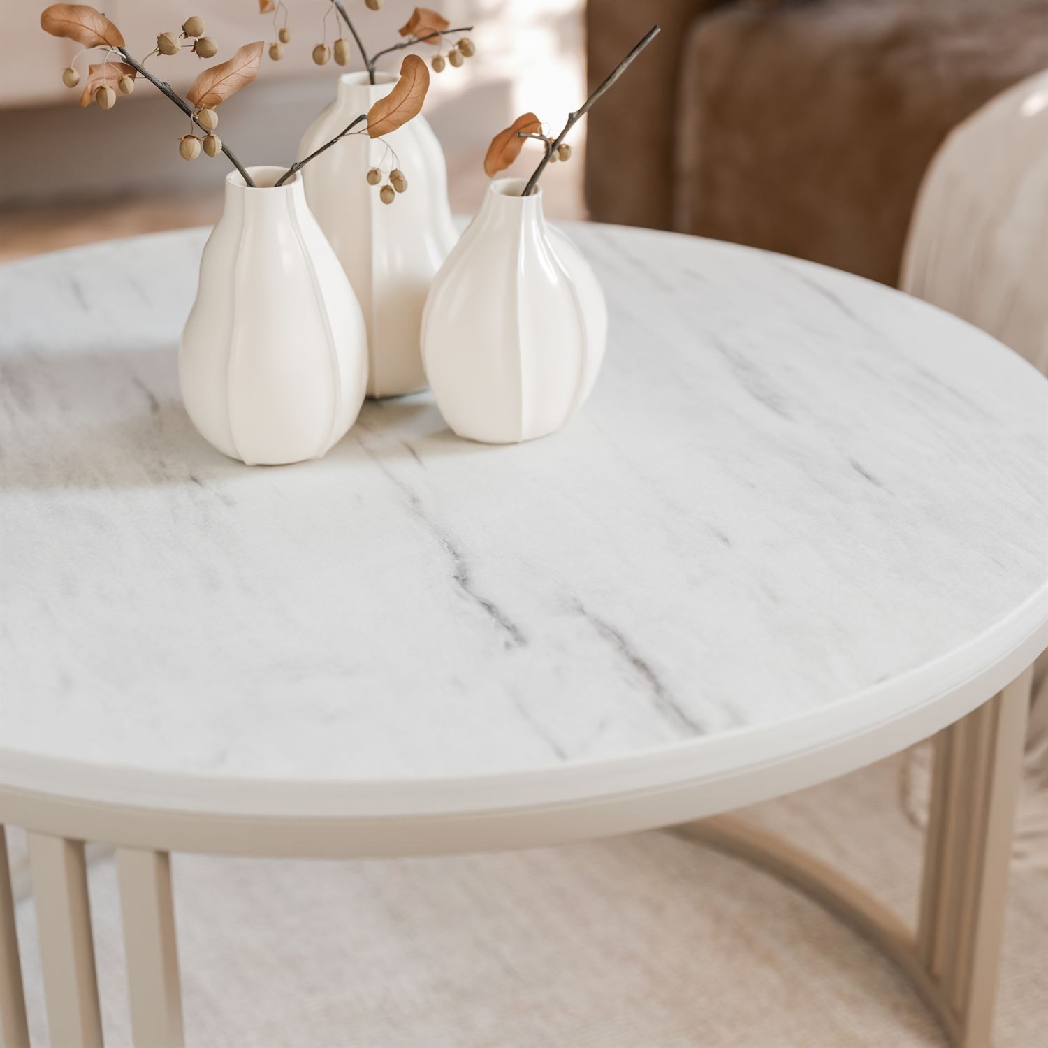 Okrągły stolik kawowy LORI MAT na kaszmirowym stelażu