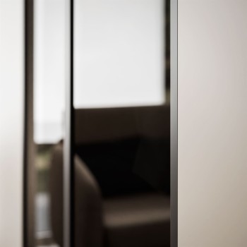 Czterodrzwiowa szafa ATRIUM ze szklanym frontem