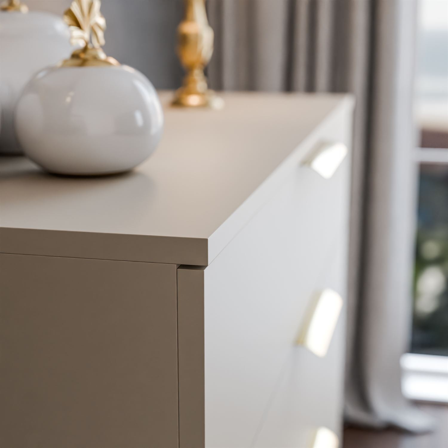 Komoda LINA KASZMIR 95 LED na wysokich nóżkach