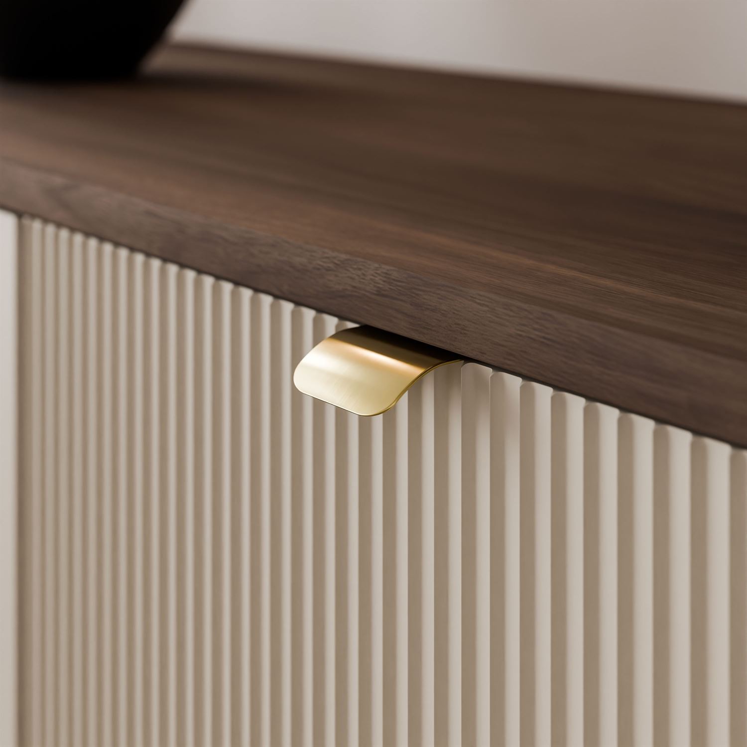 Komoda do sypialni AUTUMN 3D z ryflowanym frontem