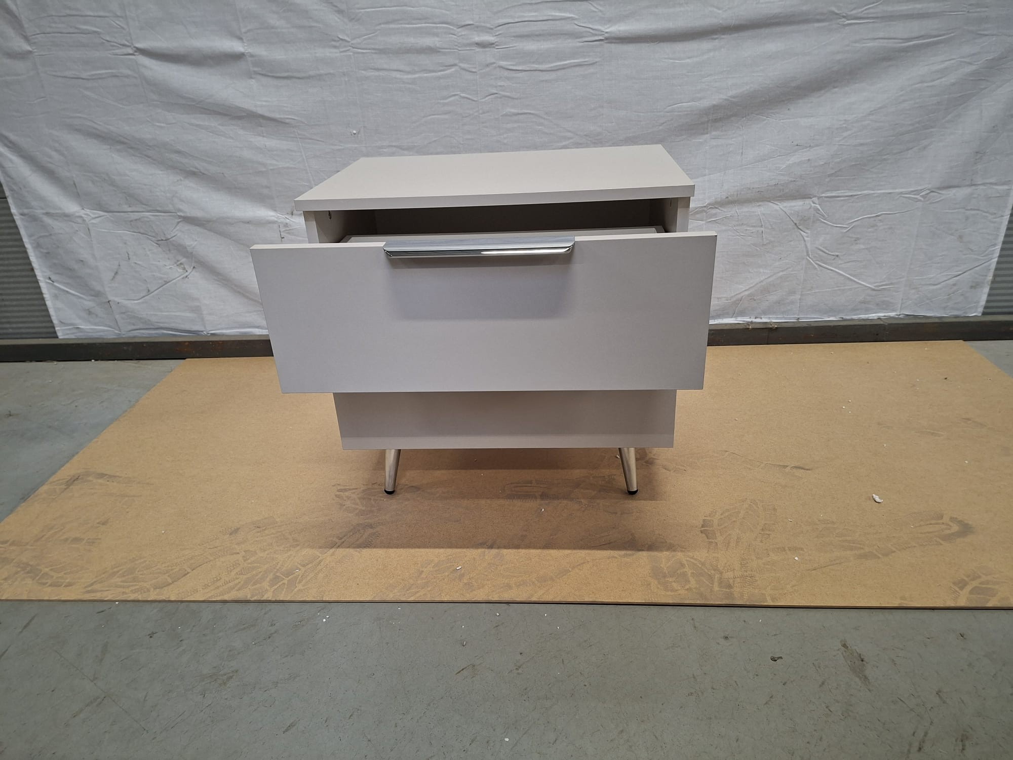 OUTLET Szafka nocna LINA KASZMIR 2S na skośnych nóżkach LED