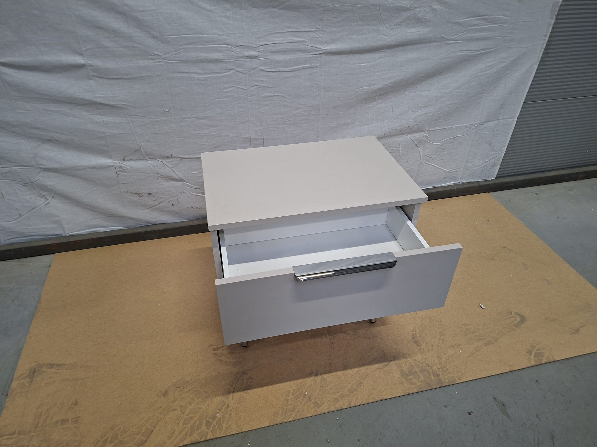 OUTLET Szafka nocna LINA KASZMIR 2S na skośnych nóżkach LED