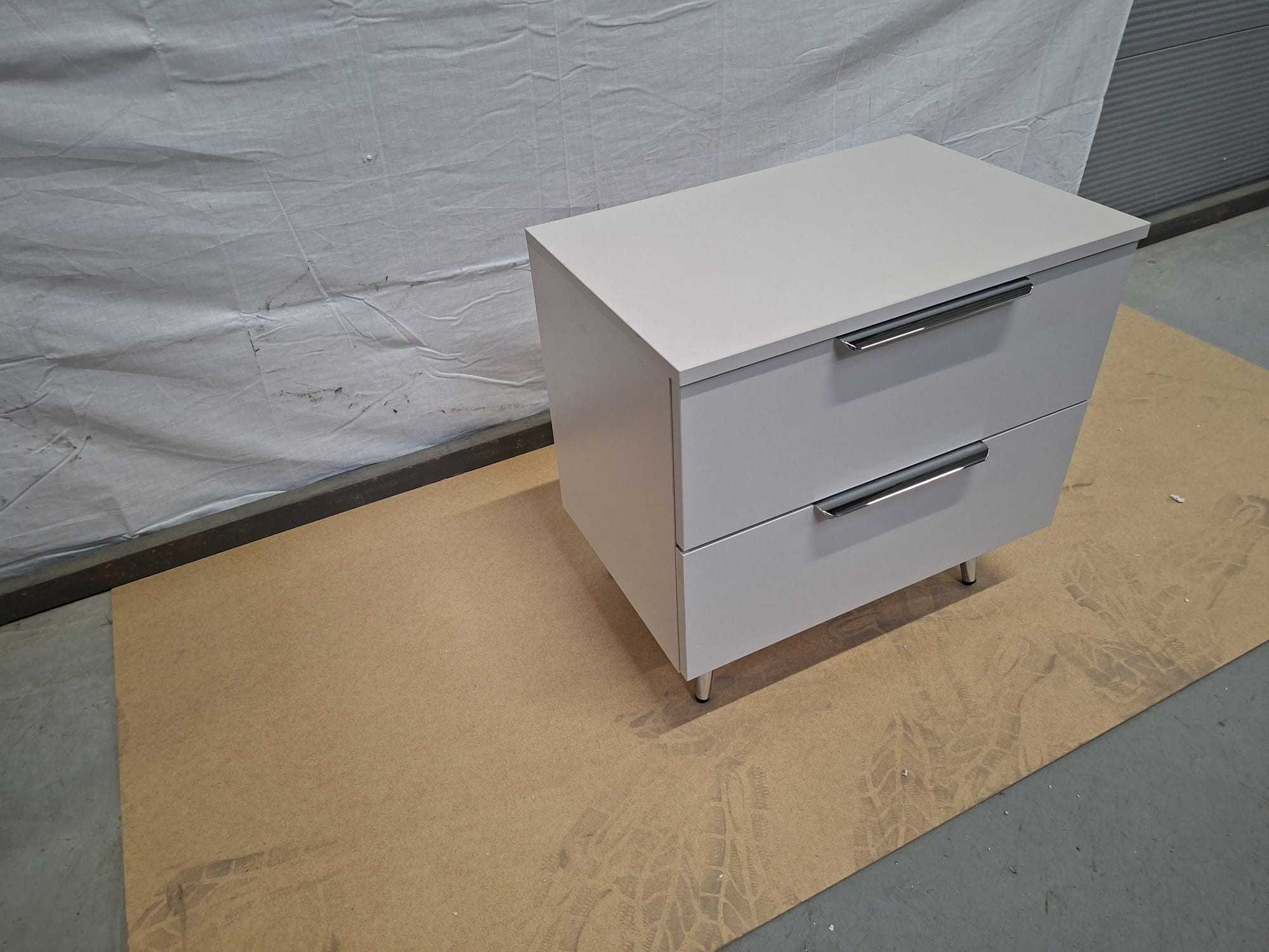 OUTLET Szafka nocna LINA KASZMIR 2S na skośnych nóżkach LED