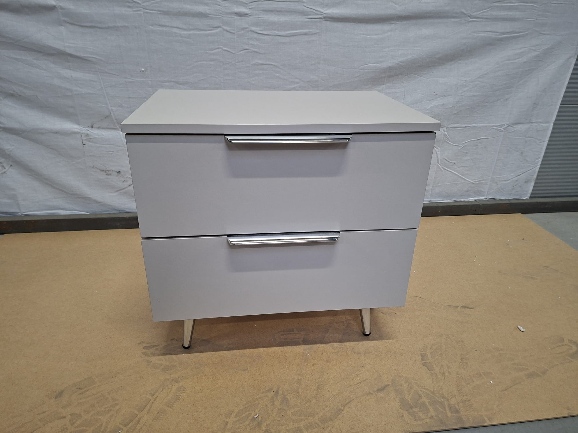 OUTLET Szafka nocna LINA KASZMIR 2S na skośnych nóżkach LED