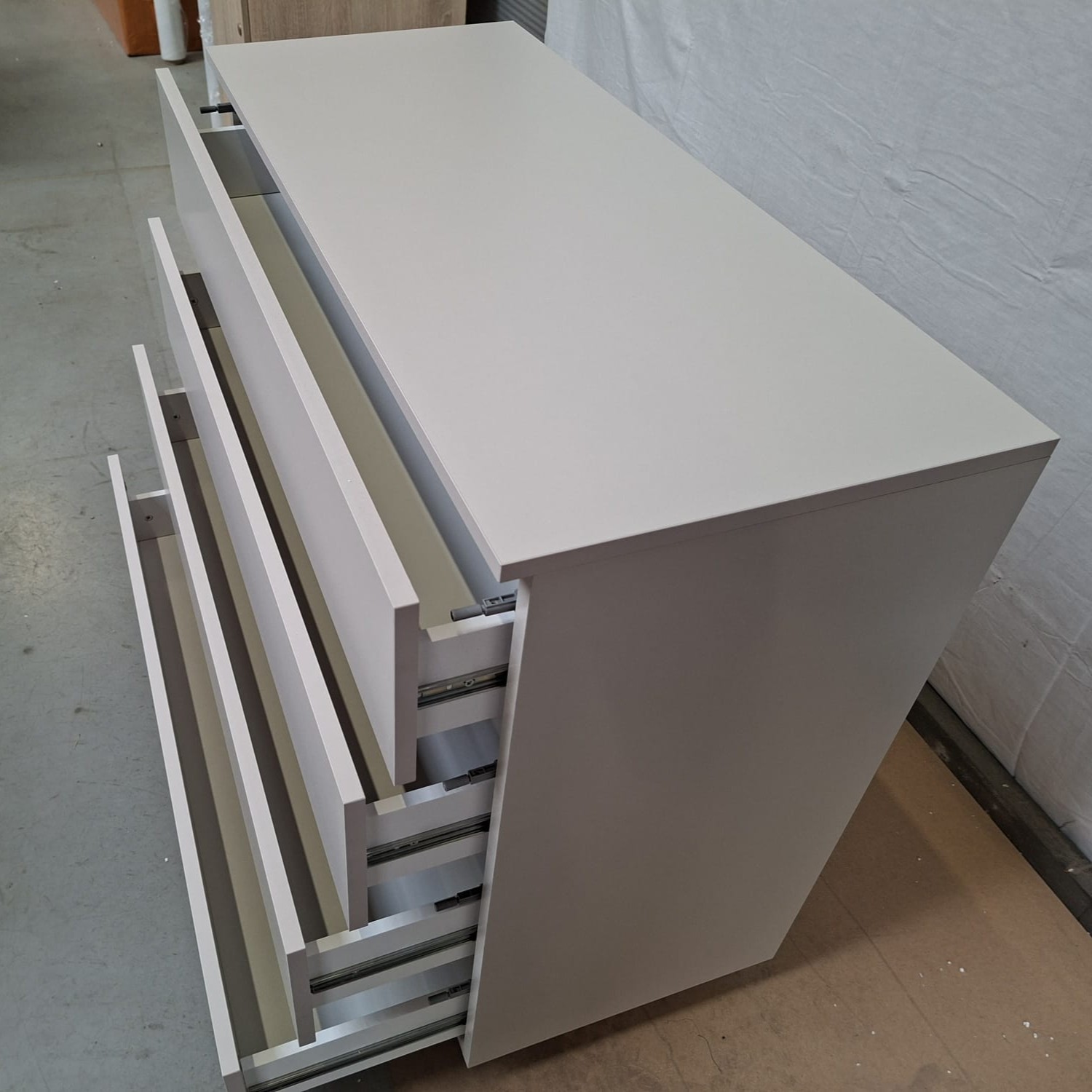 OUTLET Komoda LINA KASZMIR 95 cm z oświetleniem LED
