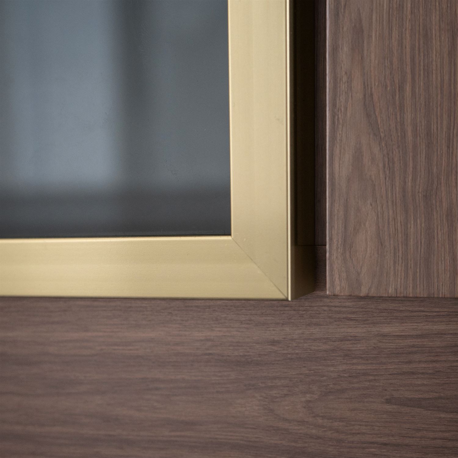 Czterodrzwiowa szafa ATRIUM GOLD ORZECH ze szklanym frontem