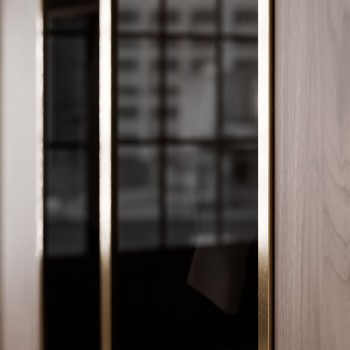 Czterodrzwiowa szafa ATRIUM GOLD ORZECH ze szklanym frontem
